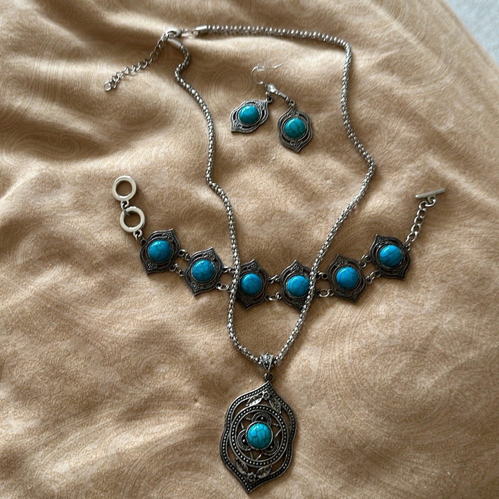 Necklace/ bracelet/earring set